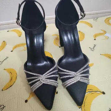 비쥬가 달린 블랙 하이힐 펌프스