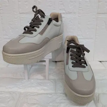 JS 하트 라벨 통굽 지퍼 업 가죽 스니커즈 23cm