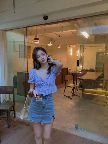연보라색 프릴 반팔 상의