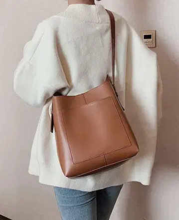 브라운 숄더백 심플 디자인