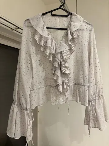 snidel 프릴 도트 무늬 긴팔 블라우스