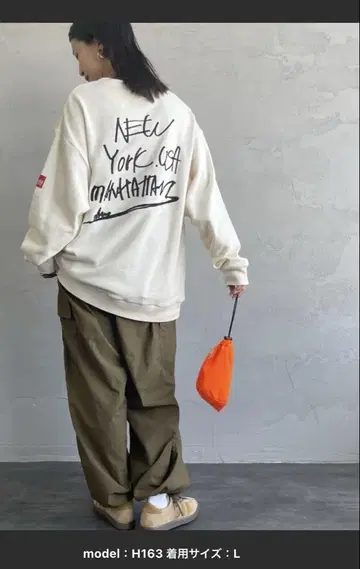 MANHATTAN PORTAGE 손글씨 백 로고 자수 크루넥 맨투맨