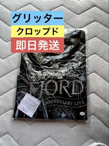 Mrs. GREEN APPLE FJORD 글리터 로고 티셔츠