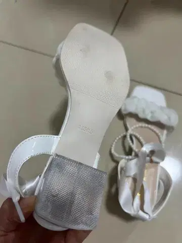 화이트 펄 장식 프릴 샌들