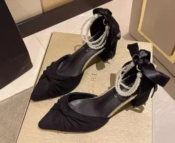 블랙 새틴 펄 장식 리본 펌프스