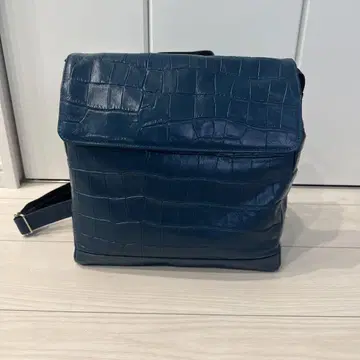 다크 블루 크로커다일 패턴 백팩