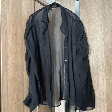 HARE 개더 와이드 시어 셔츠 블랙