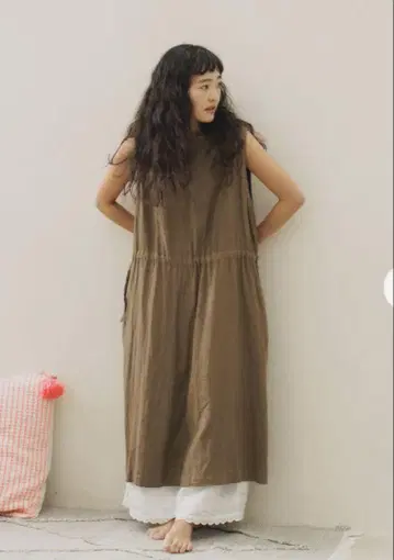 브라운 슬리브리스 원피스