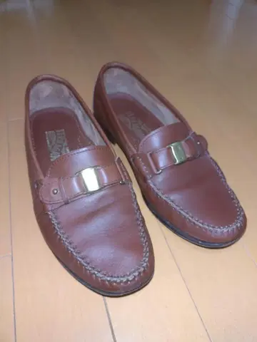 FERRAGAMO 브라운 모카신 (사이즈: 8EE)