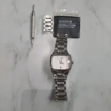 nixon small player 화이트