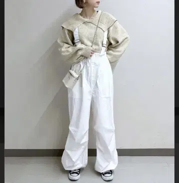 w closet 서스펜더가 포함된 파라슈트 팬츠 화이트