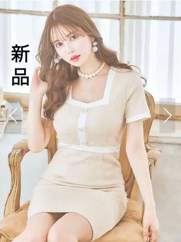 베이지 스퀘어넥 타이트 드레스