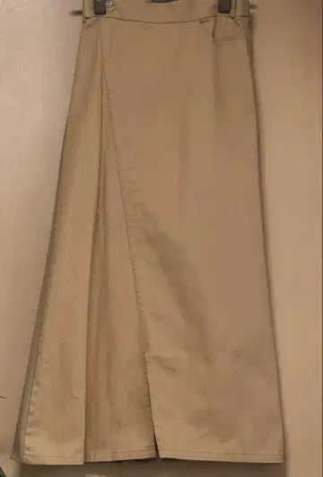 스콧 클럽 VIN 베이지 계열 플리츠 스커트 슬릿 있음