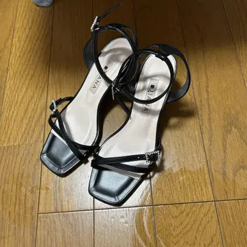 컨디션 최상! 이번 시즌 다이애나 블랙 스트랩 샌들