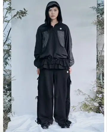 피부에 부드럽게 감싸는 프릴 스커트 조거 팬츠