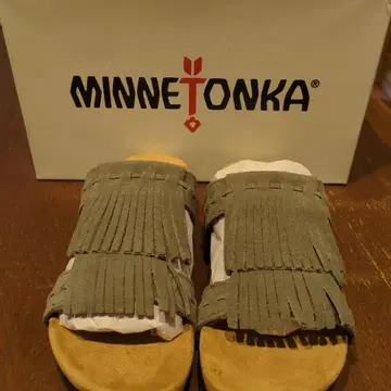 MINNETONKA 프린지 샌들 그레이