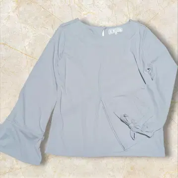 깔끔 코디! [로페피크닉] 플레어 슬리브 티셔츠 풀오버 소매 리본