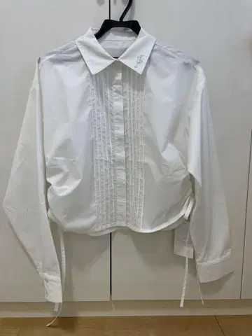 화이트 크롭 셔츠 비쥬 자수