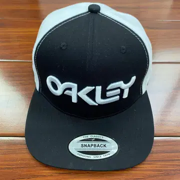 OAKLEY 스냅백 캡 블랙/화이트