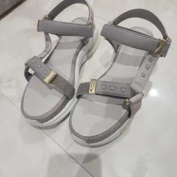 +diana 그레이 스포츠 샌들 24.5cm