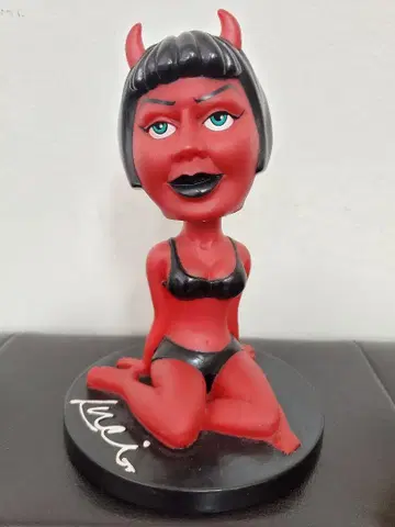 루시 더 데빌 걸 보빙 헤드