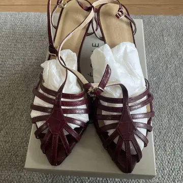 오데뜨 앤 오딜 2024 S/S 버건디 스트랩 샌들
