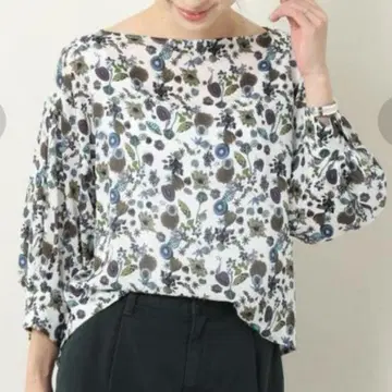 뷰티 앤 유스 리버티 프린트 보트넥 블라우스 6부 소매