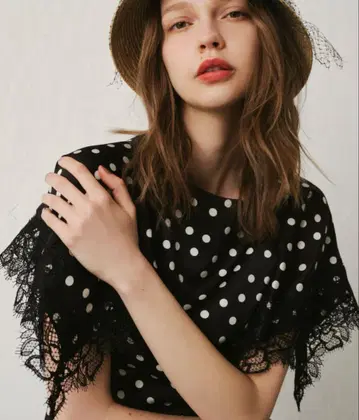 LOULOU WILLOUGHBY 루루 윌로우비 새틴 도트 레이스 블라우스