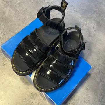 블랙 패턴트 레더 스트랩 샌들