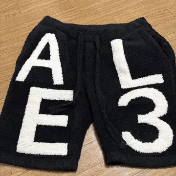 PIU1UGUALE3 로고 숏팬츠 블랙