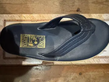 ISLAND SLIPPER 네이비 가죽 샌들