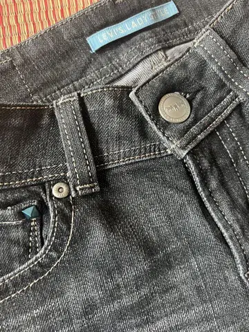 LEVI'S 다크 그레이 스트레이트 데님 J30