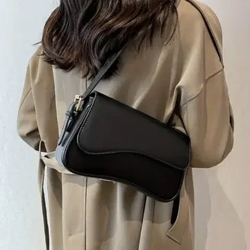블랙 합성 피혁 숄더백