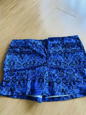 파랑과 블랙 플라워 무늬 숏 팬츠