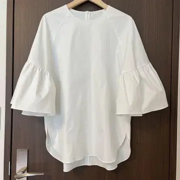 엠프리미어 볼륨 플레어 슬리브 블라우스