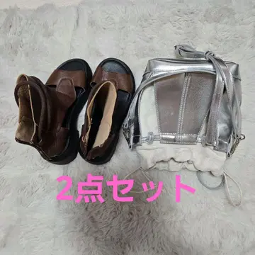브라운 샌들과 실버 숄더백 세트