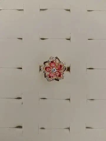 꽃 모양의 핑크 골드 링