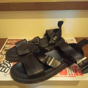 Dr. Martens 블랙 샌들