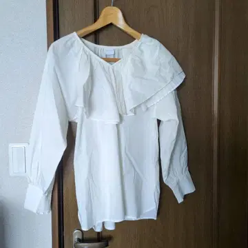 엘렌딕 화이트 프릴 블라우스