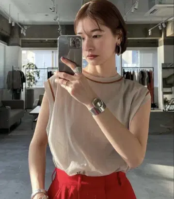 CLANE 컬러 라인 시어 슬리브리스 상의