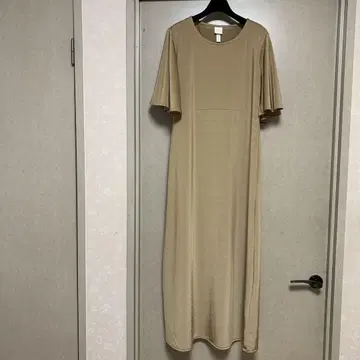 베이지 플레어 슬리브 롱 원피스