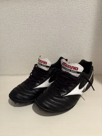 Mizuno Morelia TF 블랙/화이트/레드 25.5cm