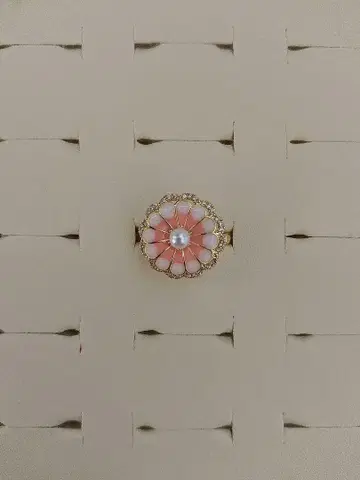 꽃 모양의 핑크 에나멜 반지