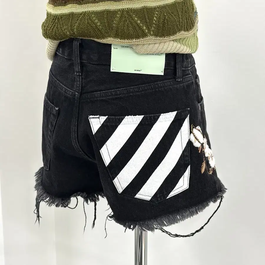 OFF-WHITE ロコ刺繍トロストリンクフティ OMBB085F24FLE004 1061 OFF-WHITE™️ | 오프화이트 Off-white™️ Embroidered Detail