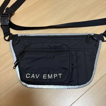 CAV EMPT 바디백 블랙 CE