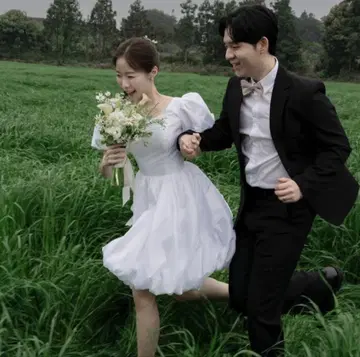 [새상품 미사용] 화이트 미니 드레스 퍼프 슬리브 리본 포함