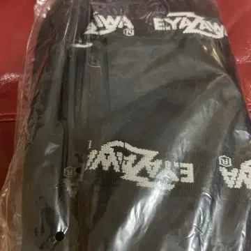 E.YAZAWA 로고가 들어간 블랙 파우치