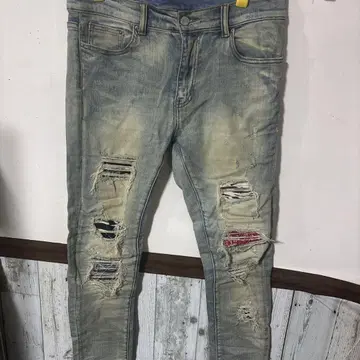 데미지 가공 연한 블루 데님 청바지