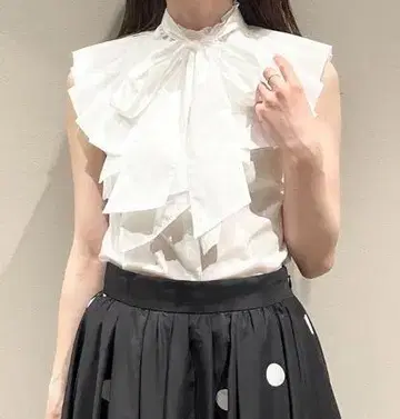 23년 SNIDEL 스나이델 보타이 슬리브리스 프릴 블라우스 프릴 셔츠