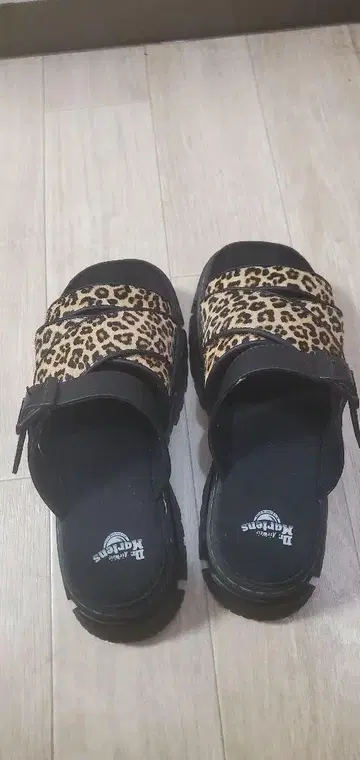 Dr. Martens 레오파드 무늬 컴포트 샌들